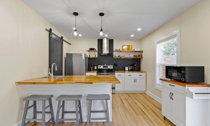 Indianapolis House | Luxurious Guest House Central to Everything