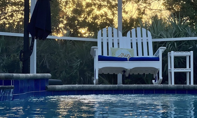 Tropic House | Luxurious Guesthouse*Sleeps 4*Pool & Spa*Gated Property* Minutes from the beach!