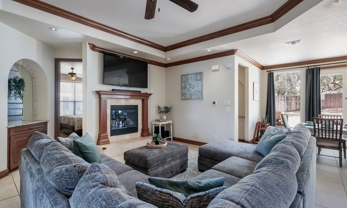 West San Antonio House | Luxurious Hill Country Twhm, Lg Family Living, Big Patio, wkspace, 1mi SeaWorld