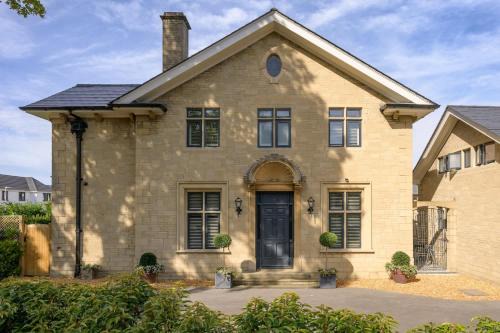 Cheltenham House | Luxurious Home in Cheltenham Private Parking