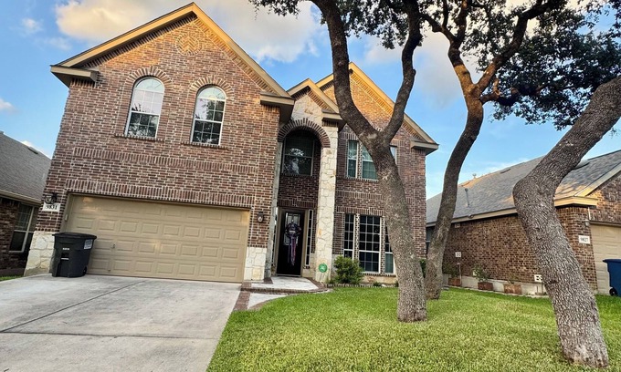 West San Antonio House | Luxurious home just minutes away from Sea World and Fiesta Texas!