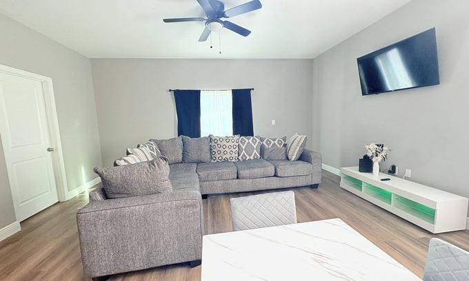 Malibu Groves House | Luxurious Home Near Downtown Orlando