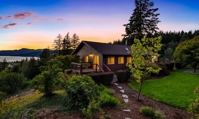Stevenson House | Luxurious home with breathtaking views of the Columbia River