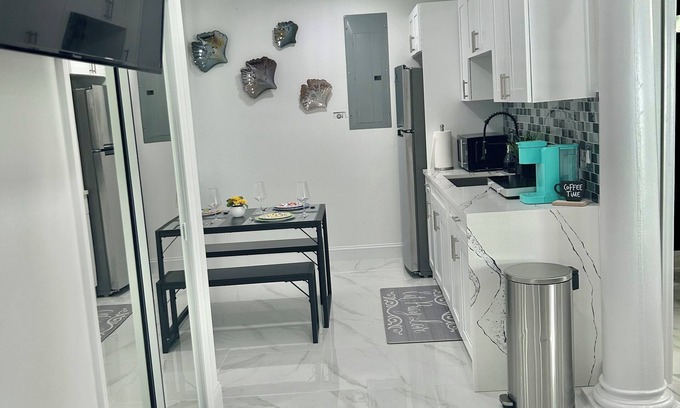 Greater Northdale Apartment | Luxurious Home With Pool In Downtown Tampa, FL