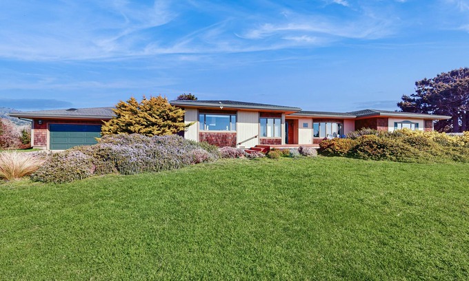 Fort Bragg House | Luxurious home with WiFi, game room, private hot tub, & ocean views