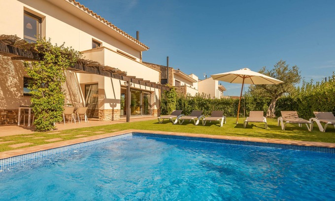 Albons House | Luxurious house 5 min from the beach. Garden and private pool in a unique environment