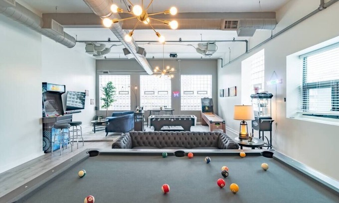 Near South Side Apartment | Luxurious HUGE Penthouse with 4000+ Games, Arcades