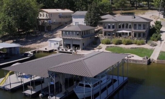 Gravois Mills House | Luxurious indulgence in your very own, modern lakefront home
