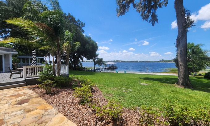 Candler House | Luxurious lake house, White Sandy Beach on Little Lake Weir Cozy and quiet
