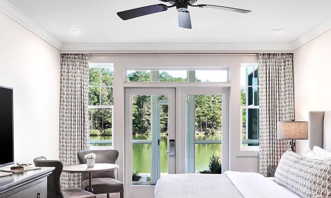 Douglasville Resort | Luxurious Lakefront Suite w/Screened Porch & Complimentary WiFi
