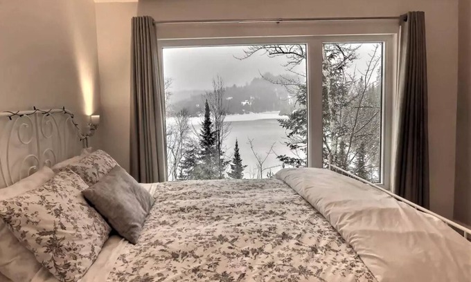 Saint Come Ski Chalet | Luxurious Lakefront Cottage