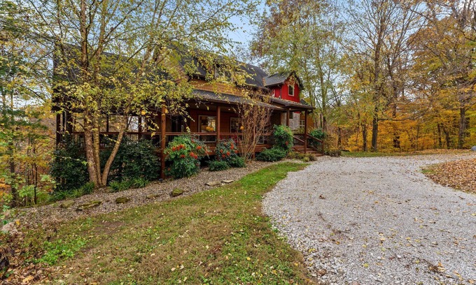 Glasgow House | Luxurious Lakefront Custom Home - 4 secluded acres - WFH/HotDesk Friendly
