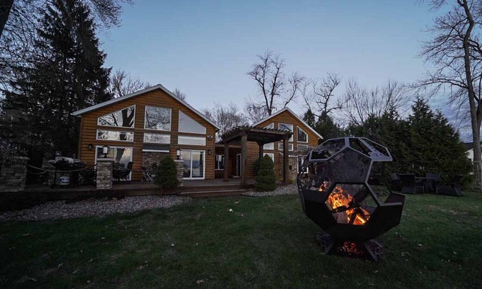 Blossvale House | Luxurious Lakefront Home w/jacuzzi & gameroom on Oneida Lake (Sylvan Beach area)