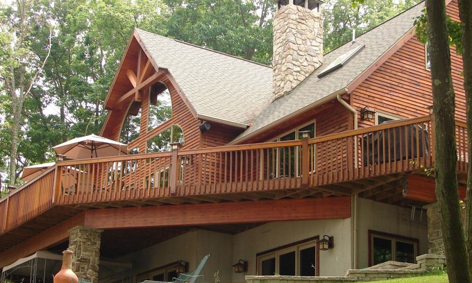 Lakeville Bed & Breakfast | Luxurious Lakefront Home