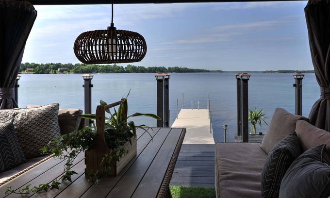 Erinsville House | Luxurious Lakeside cottage w/Hot Tub