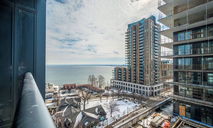 Burlington Condo | Luxurious Lakeview Condo in Burlington