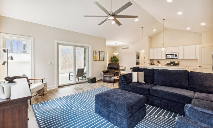 Hillsdale Condo | Luxurious Lochaven Condo