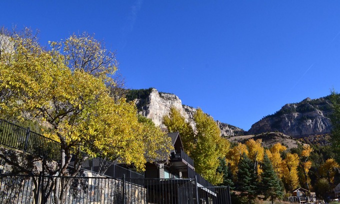 Thermopolis House | Luxurious Lodging in the Wind River Canyon