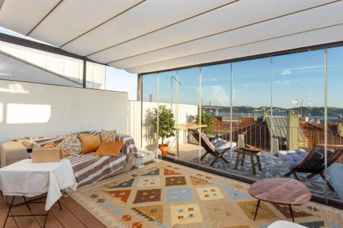 Linda-a-Velha Apartment | Luxurious Loft : Bridge-View Rooftop | By Airnest