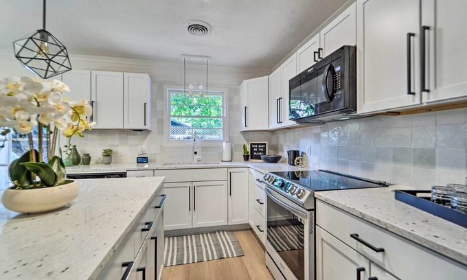 Lubbock Cottage | Luxurious Lubbock Home: Fire Pit, Outdoor TV!