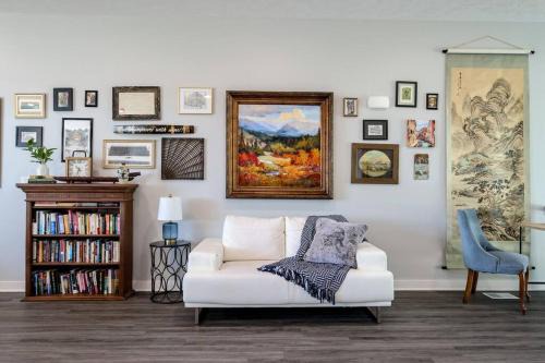 Omaha Apartment | Luxurious Midtown Retreat with Elevator Access