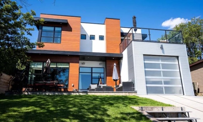 Fort Qu'Appelle Cottage | Luxurious Modern WaterFront Cottage/ICE FISHINGnn