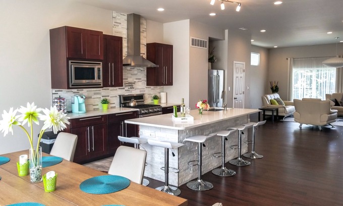The Gate House | Luxurious & Modern. 4-story 5BDR House. Rooftop Deck w/amazing Arch Views!