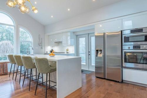 Burlington Villa | Luxurious & Modern 4BR House w/3 Car Parking