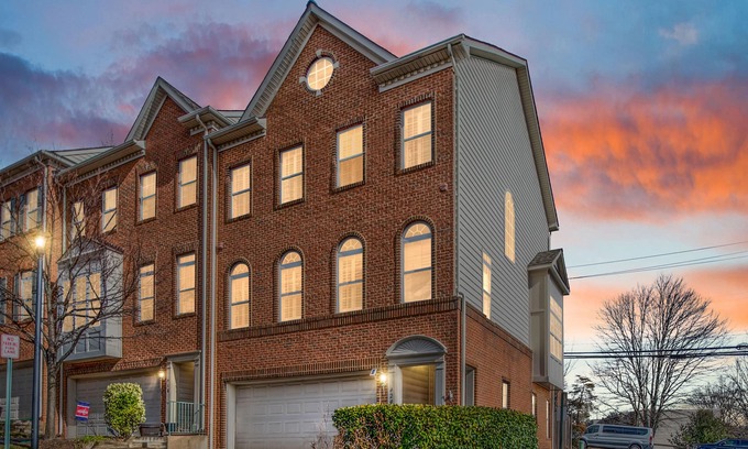 Landmark House | Luxurious-Modern-OpenConcept-PvtGarage-MinsfromDC