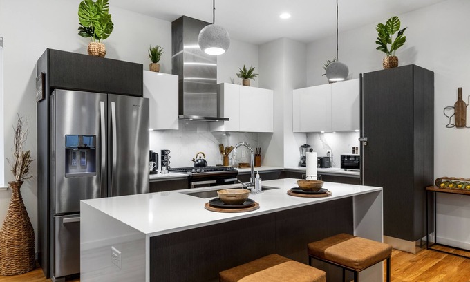Cedars House | Luxurious Modern Townhome W/ Amazing Rooftop Views