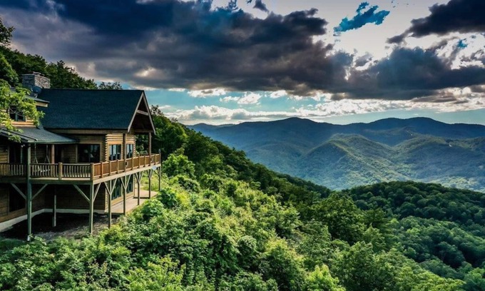 Lake Lure Cabin | Luxurious Mountain Retreat with Amazing Views