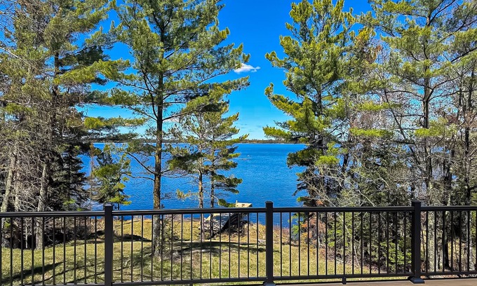 International Falls Cabin | Luxurious newly renovated lake home on Rainy Lake near Voyageurs National Park!