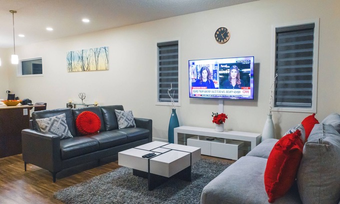 Northeast Edmonton House | Luxurious n3 Bedroom House NW Edmonton n6 Guests .3 Bedrooms .3 Bedsn2.5 Baths