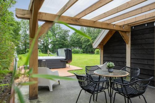 Triemen Apartment | Luxurious nature stay in Friesland with jacuzzi