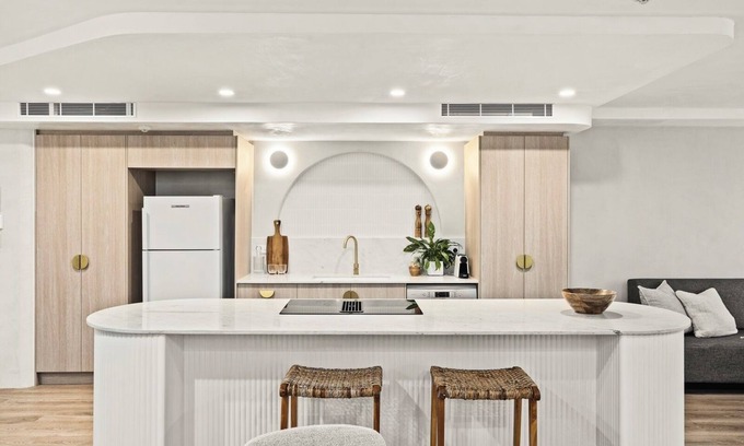Surfers Paradise Apartment | Luxurious newly renovated designer 3-bedroom 2-bathroom apartment