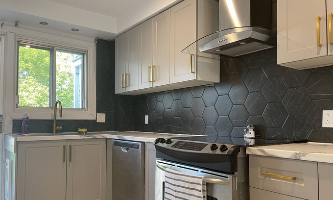 Laval Apartment | Luxurious Newly Renovated 3beds 1 Bath!