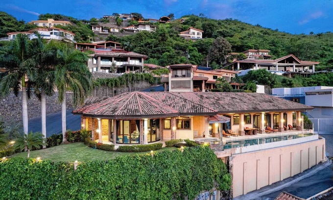 Playa Hermosa House | Luxurious Oceanview Retreat in Hermosa Heights