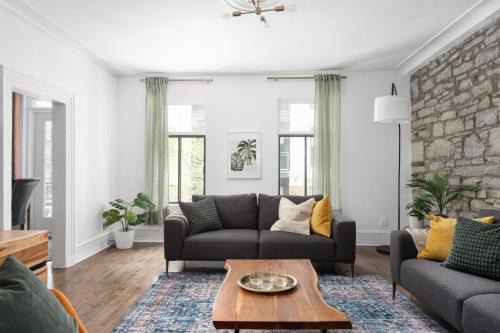 Ville-Marie Apartment | Luxurious Old Montreal Parking Patio 10 Guests