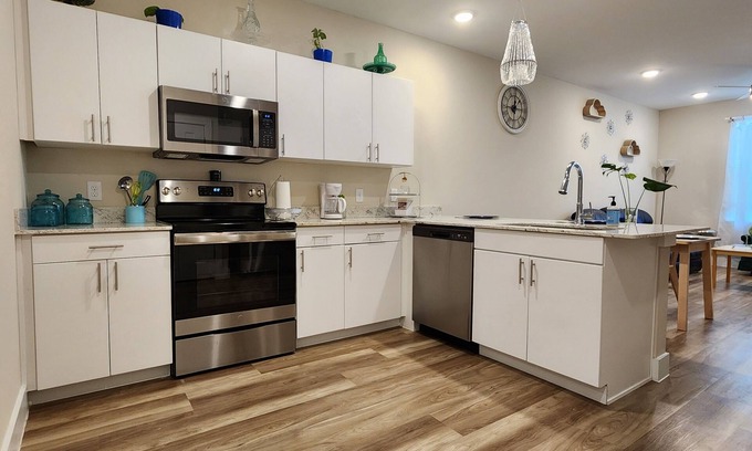 Arsenal Apartment | Luxurious & Peaceful Southtown Apartment- FULLY STOCKED