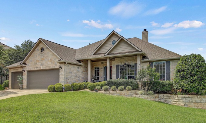 West Oak Hill House | Luxurious Pet Friendly home with 2 Gig Internet with a 2023 BMW X3 auto option.