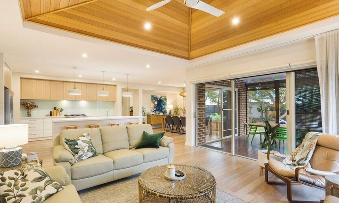 Cowes House | Luxurious Privacy in Exquisite Home, Walk to Golf