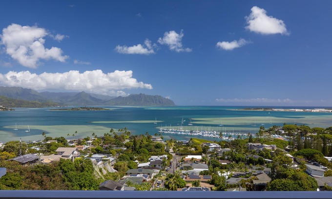 Kailua House | Luxurious, Private Hilltop Retreat with Postcard View - minutes to Kailua Beach