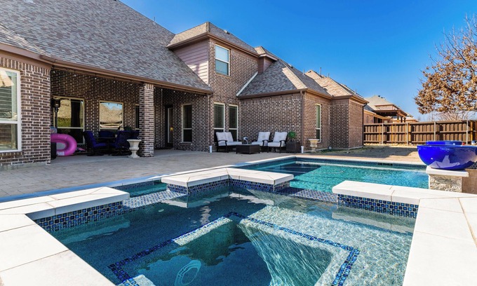 Prosper House | Luxurious Prosper Retreat- 5 Beds & a Private Pool