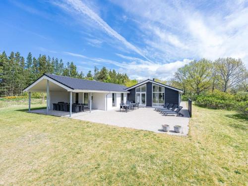 Henne House | Luxurious Retreat in Henne Strand-By Traum