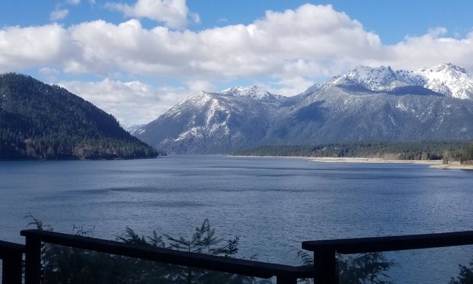 Hoodsport House | Luxurious Retreat on Lake Cushman, Come and Enjoy!