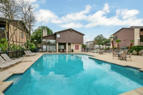 New Braunfels House | Luxurious Riverfront Condo Just 1 Blk to Schlitterbahn!