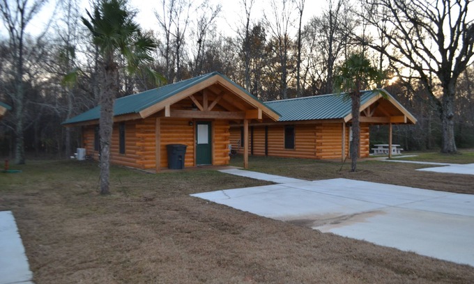 Shreveport Cabin | Luxurious Romantic Log Cabin North of Shreveport