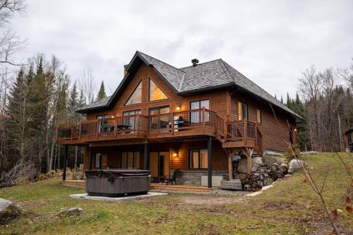 Saint-Faustin-Lac-Carre Ski Chalet | Luxurious Scandinavian Golf Chalet with Private Spa