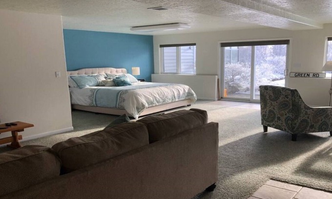 Rabbit Creek Apartment | Luxurious Secluded Hillside 1000 sq ft Studio on 5 acres