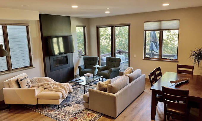 Carbondale House | Luxurious Shadowrock Townhouse: Breathtaking Views & Premier Mountain Living
